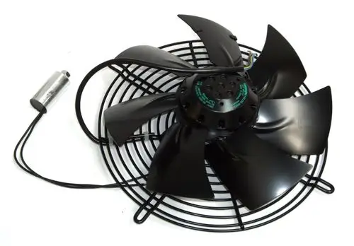 Daikin Ventilator mit einem schwarzen Metallgitter und mehreren rotierenden Blättern, verbunden mit einem elektrischen Motor.